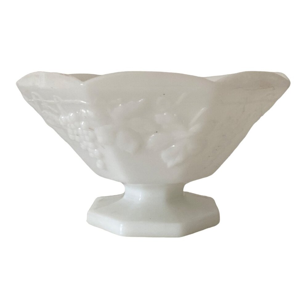 Country Kitchen White Milk Glass Pedestal Fruit Bowl Vintage ANCHOR HOCKING Farm